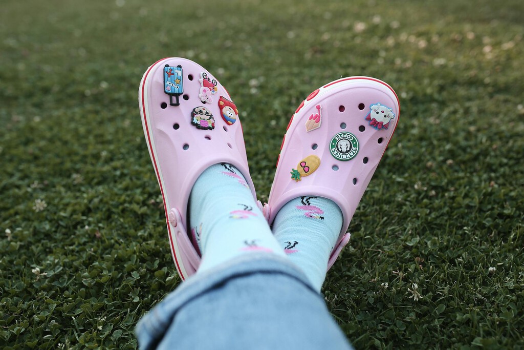 Crocs ha convencido a medio mundo de que un zapato feo es genial: así se han convertido en objeto de deseo y coleccionismo
